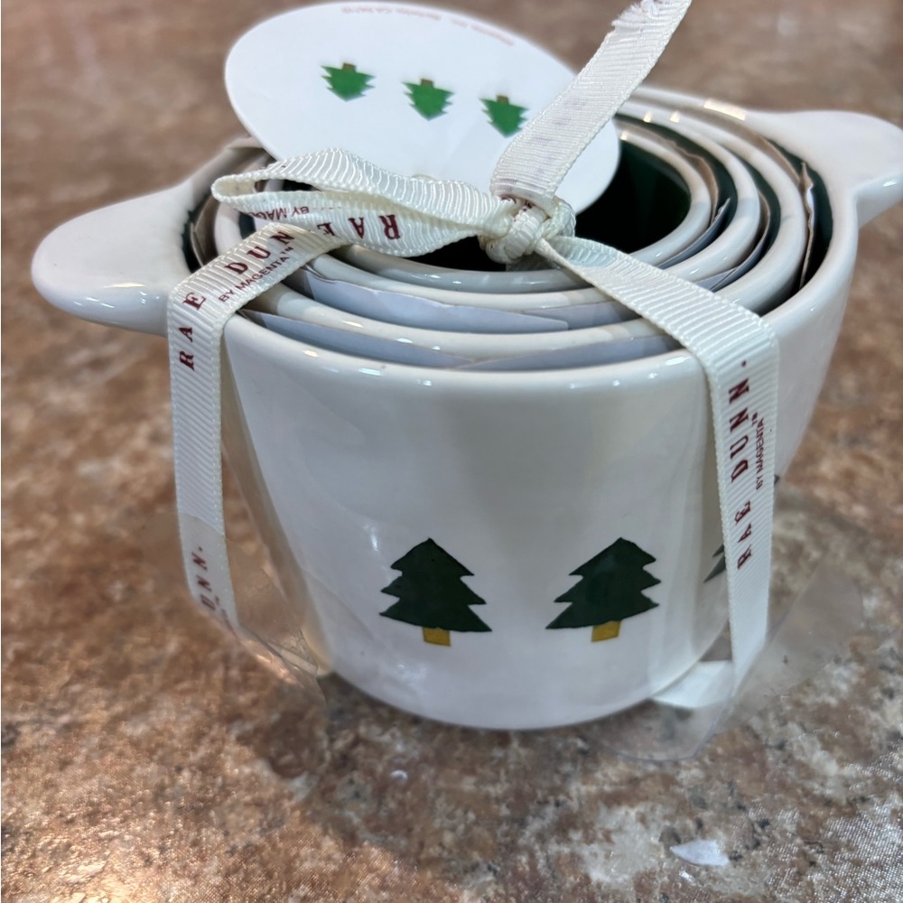 Rae Dunn Christmas Tree Measuring Cups NWT. Excellent condition older set